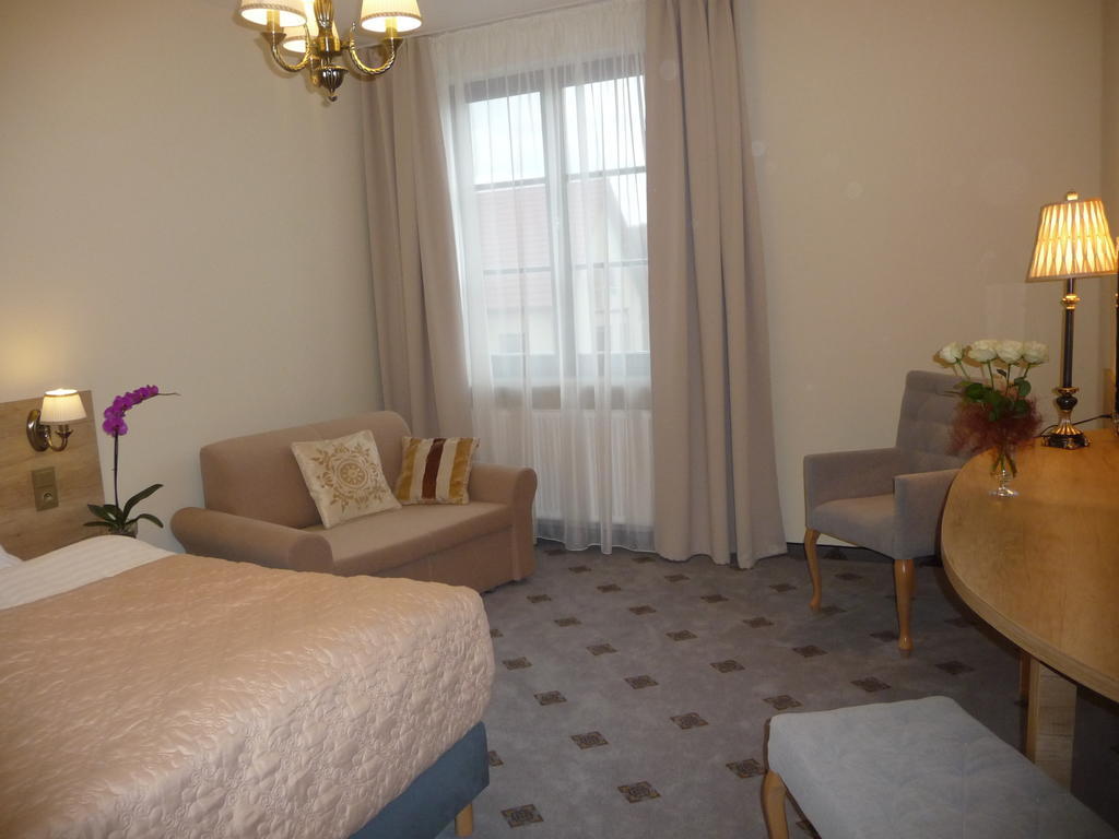 Hotel Notabene Świdnik エクステリア 写真